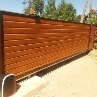 Ворота откатные въездные отделка под дерево 2250x1750