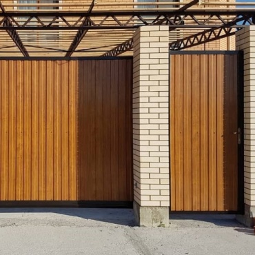 Консольные ворота откатные сэндвич-панель под дерево 2500x1750