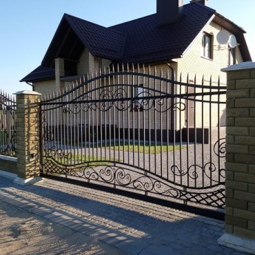 Кованые откатные ворота в загородный дом 3000x2300
